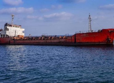 The US-Saudi-led aggression coalition keeps detaining oil ships amid the spread of epidemics