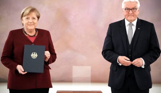 German President presents Angela Merkel with resignation papers