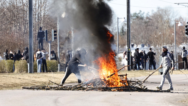 Protester build a burning barricade on a street during rioting in Norrkoping, Sweden on April 17, 2022. © AFP / Stefan JERREVANG