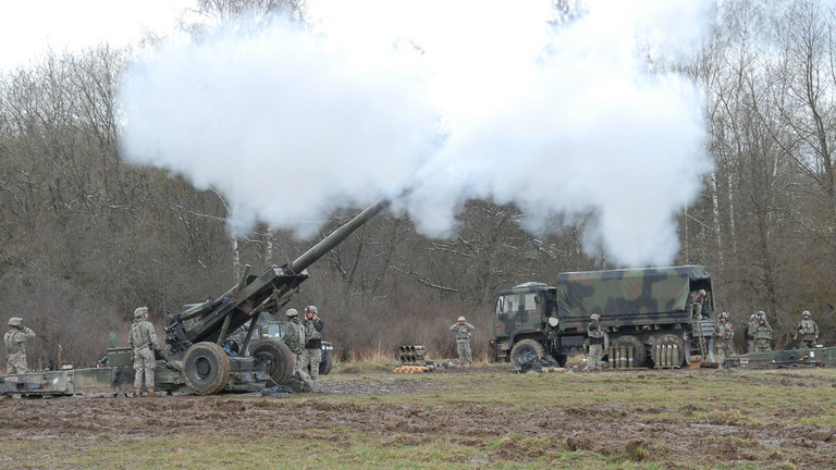 File photo: US Army troops fire M198 howitzers during training in Grafenwoehr, Germany, March 21, 2007 © Flickr/US Army/Spc. Blair Heusdens