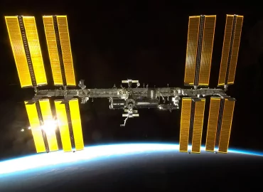‘Real Alien Craft’ Caught on Video ‘Following Space Station’, Blogger Claims